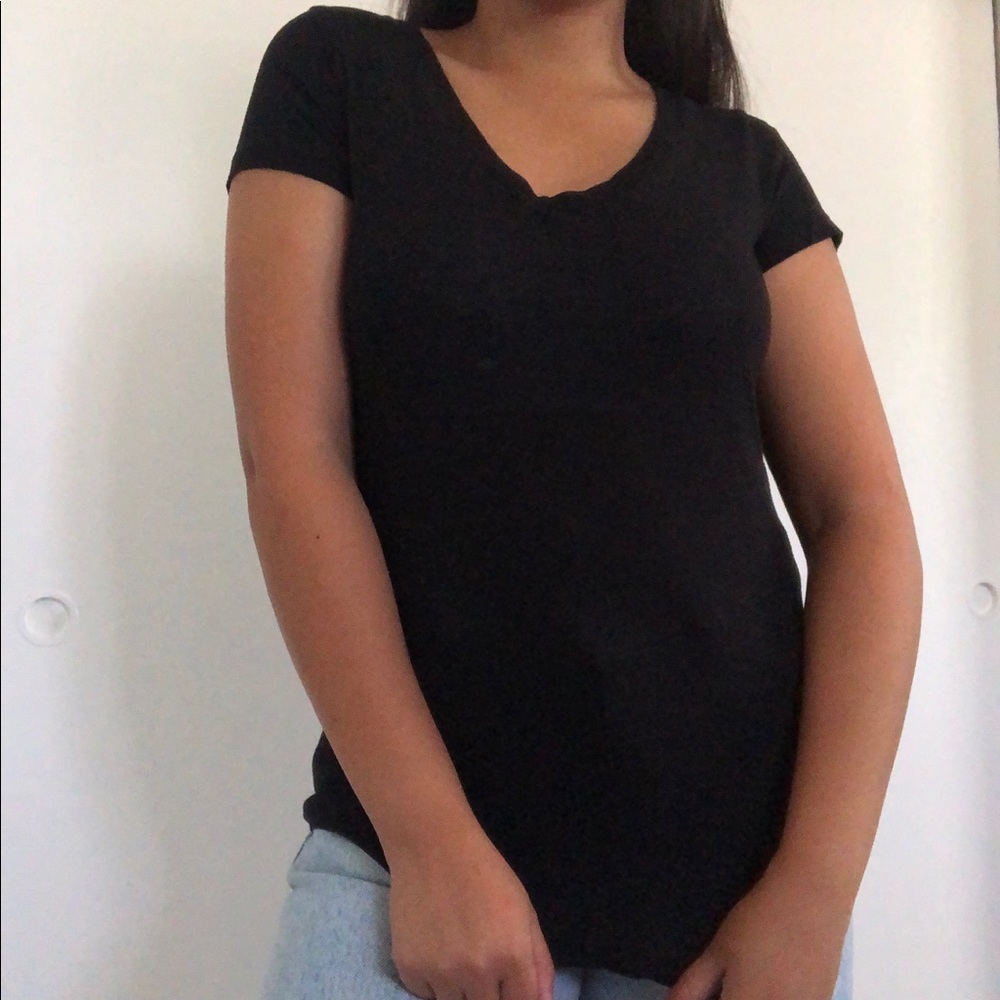 Forever 21 Basic Black V-neck Short Sleeve Tee 🖤